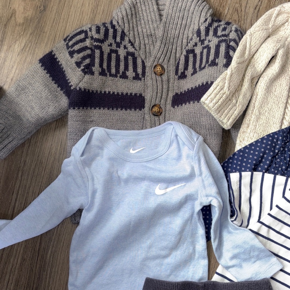 Bundle of 6 9 month outfits carters and more - Picture 2 of 12